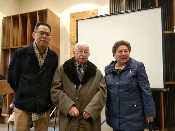 周瑟瑟与智利著名诗人、智利语言文学院院士雷内·伊巴卡切先生（左二）、市政府秘书长贝克尔女士（左三）在朗诵会现场
